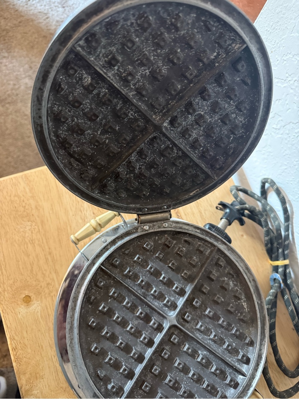 Vintage Ceramic-Top Stainless Steel Waffle Iron Cream Lid with Red Poppy’s WORKS - Picture 5 of 8